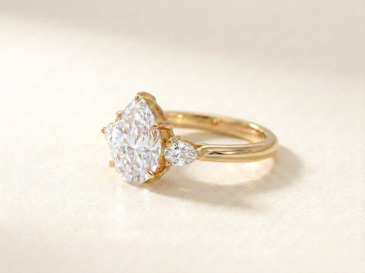 Trilogy Pear Ring Seitenansicht