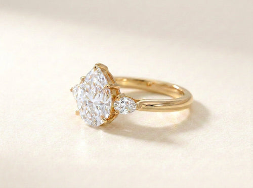 Trilogy Pear Ring Seitenansicht