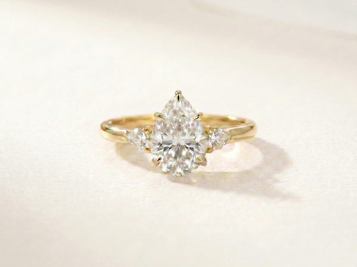 Trilogy Pear Ring in 18K Gold-Finish mit Moissanit